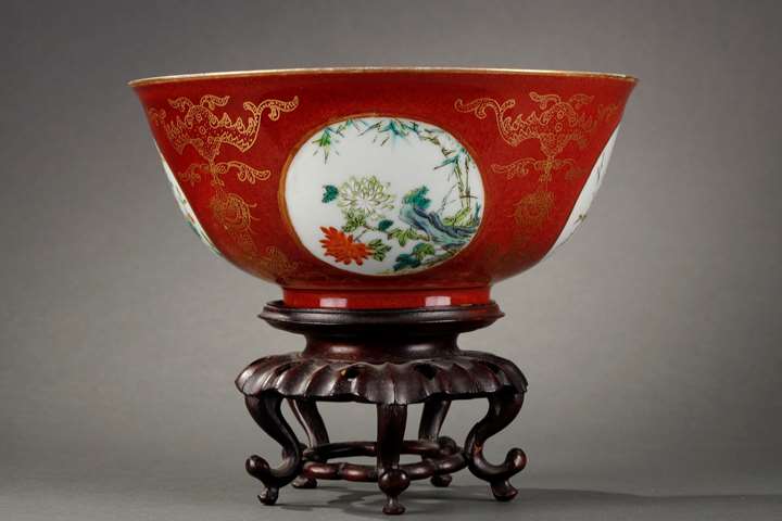 Bowl enamelled in copper red and gold with for medallions with flowers Famille rose